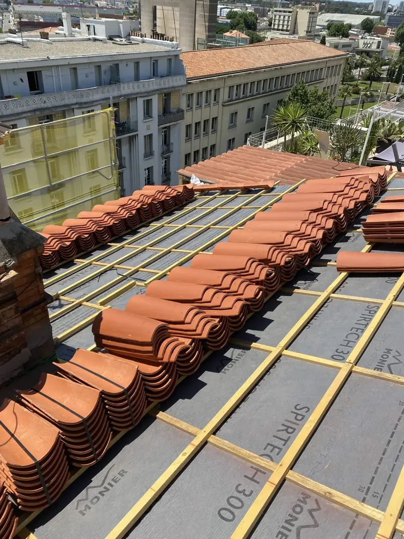 Couverture en tuiles réalisée par SH Toiture