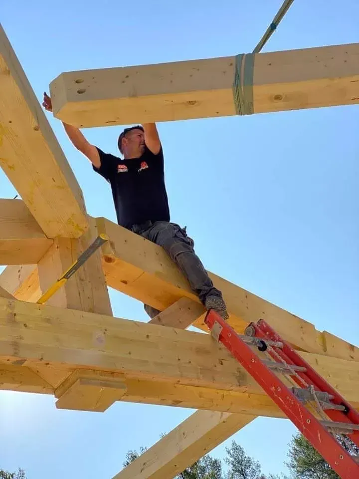 Charpentier SH Toiture sur une charpente bois