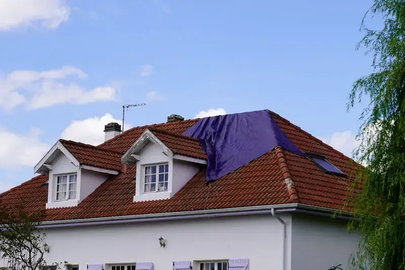 Bâchage d'urgence d'une toiture