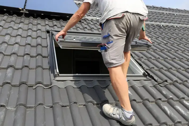 Pose d'une fenêtre de toit Velux